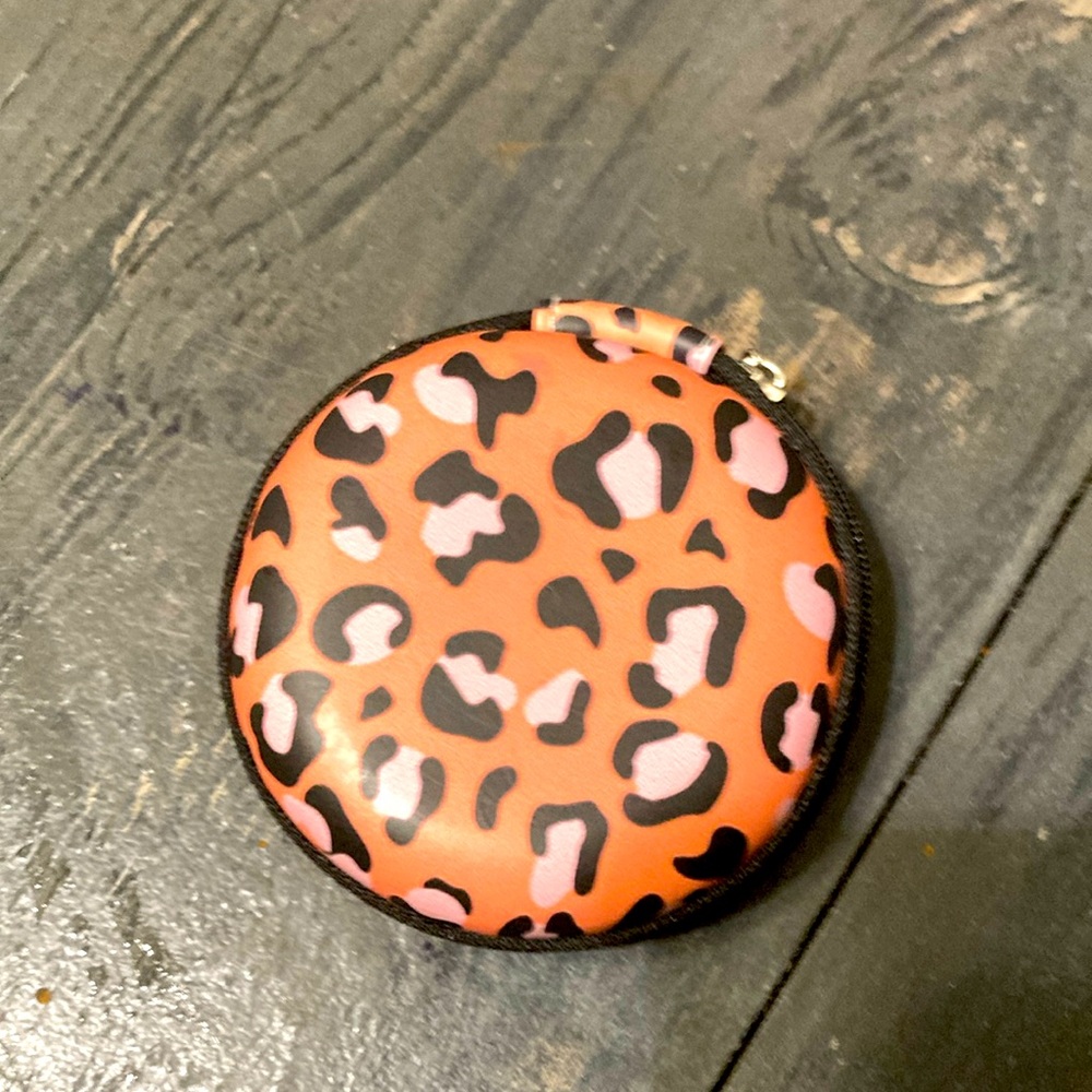 Like new round zipper pouch, used for earbuds, coins, jewelry other treasures